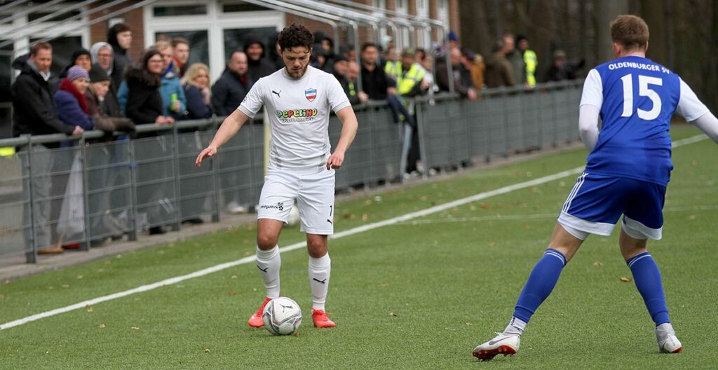 Serkan Yildirimer (li.) kam früher als erwartet für Okan Erkocu ins Spiel. Rechts Felix Severin aus dem Hinspiel. © Ismail Yesilyurt