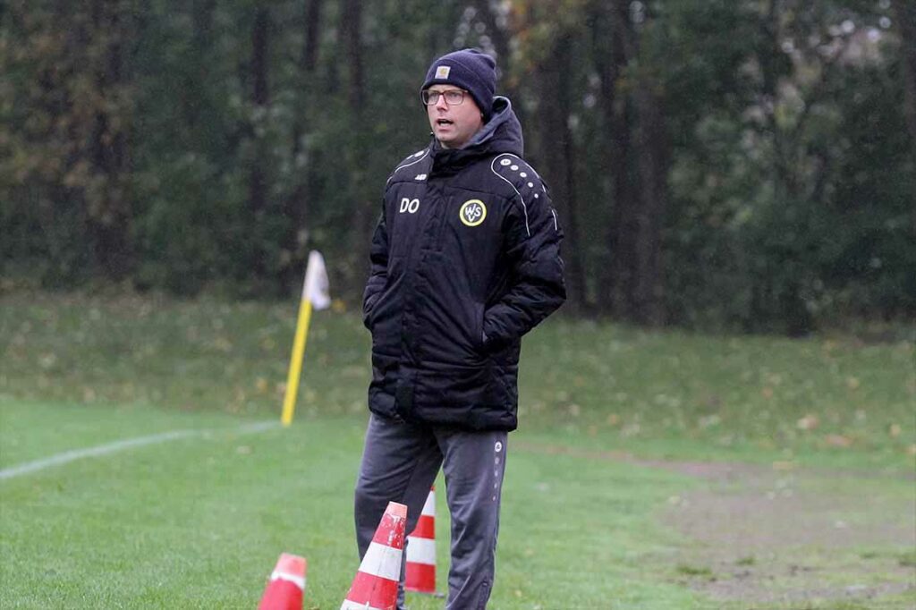 Not amused über den Auftritt seines Teams in Dänischenhagen war natürlich Dannie Osterhoff (Wiker SV). © 2024 Ismail Yesilyurt