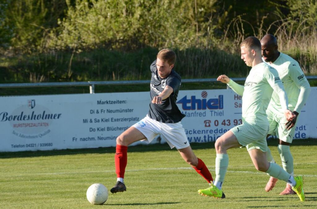 Christoph Ottsen und der TSV Nordmark Satrup hier gegen Paul Eberhardt vom PSV wollen einen Dreier. © 2026 O.W.