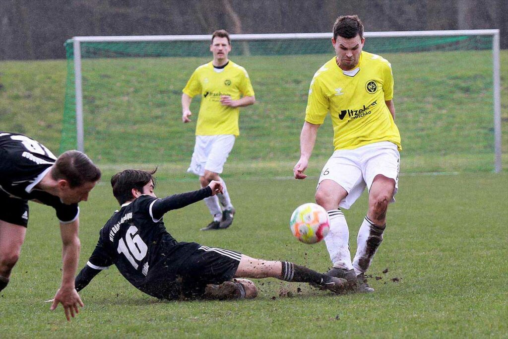 Beim Wiker SV stimmt die Mischung zwischen spielerischen und kämpferischen Elementen. Hier der Kampf von Steven Weber gegen Cem Yildiz (Dänischenhagen). © 2023 Ismail Yesilyurt