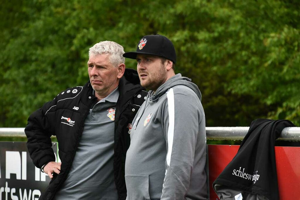 Wollen unbedingt hoch in die Regionalliga Nord - die beiden KMTV-Trainer Stephan Mordhorst und David Aumann (re.). © 2024 Olaf Wegerich