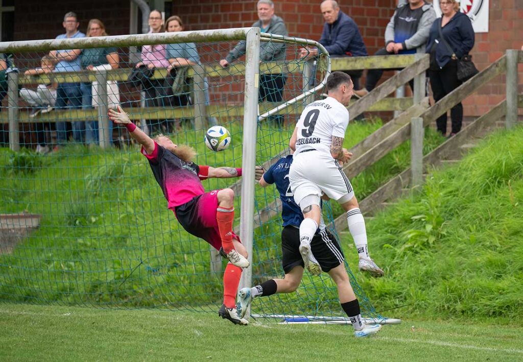 Mika Kieselbach (9, Heider SV) köpft früh zum 3:0 ein. © 2025 Volker Schlichting Mika Kieselbach (9, Heider SV) köpft früh zum 3-0 ein. © 2025 Volker Schlichting