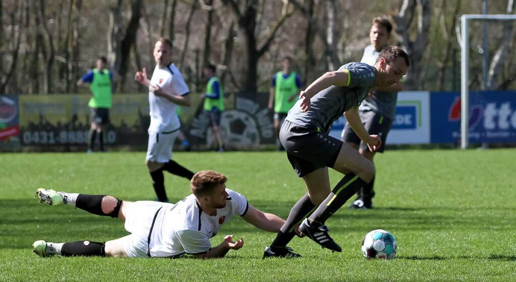 Als Stürmer war Lars Brand (Preetzer TSV) nicht aufzuhalten, auch nicht von Leon Lembke im Spiel gegen Rot-Schwarz Kiel mit seinem goldenen Treffer. © Ismail Yesilyurt