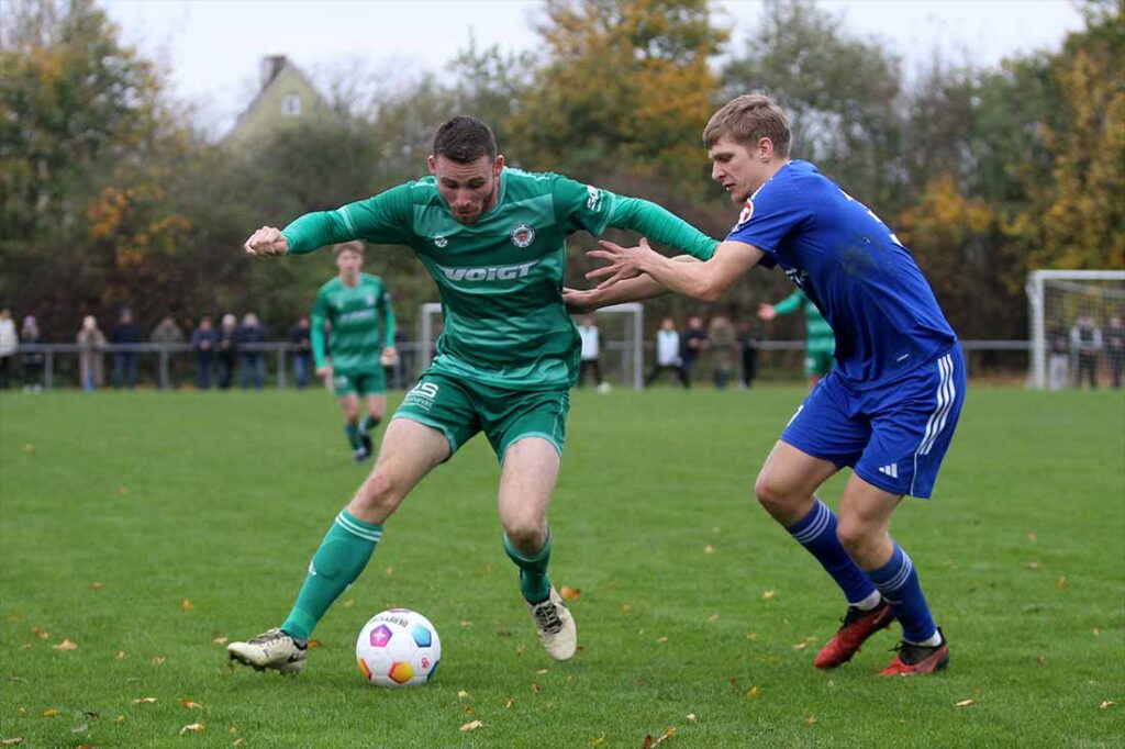 Fyn Claasen (am Ball, PSV Neumünster) gegen Meeno Bröker (SpVg Eidertal Molfsee). © 2024 Ismail Yesilyurt Fyn Claasen (am Ball, PSV Neumünster) gegen Meeno Bröker (SpVg Eidertal Molfsee). © 2024 Ismail Yesilyurt