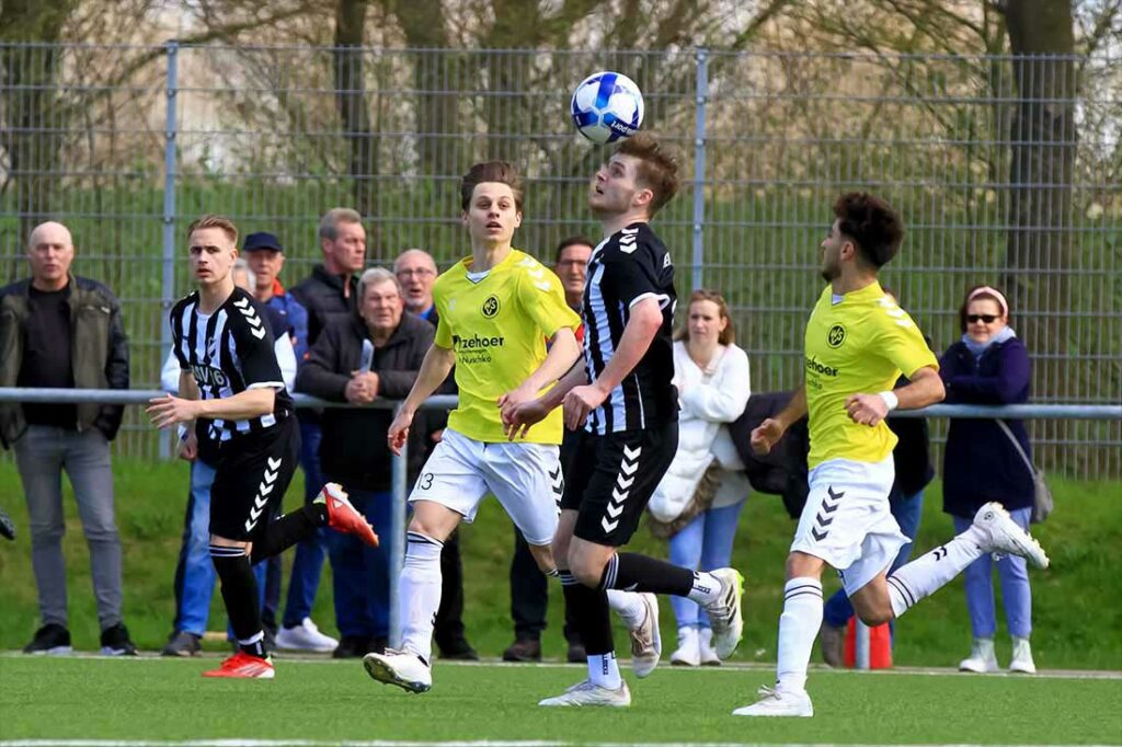 Sechser Simon Kahnwald (Wiker SV) und Zehner Mohamad Mahmoud (re.) machen die Mitte dicht gegen Ole Sand (Heikendorfer SV) und holen den Ball. © 2024 Ismail Yesilyurt