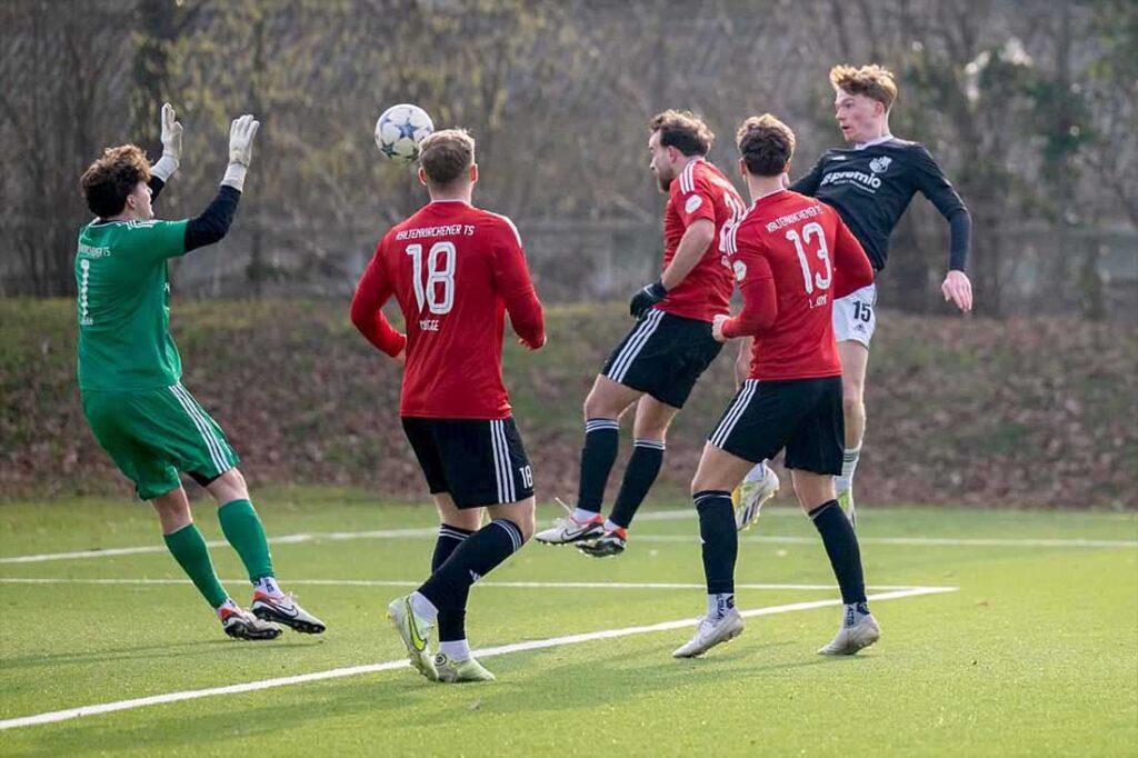 Mathis Harms (re., Heider SV) köpft das 1:0 gegen die Kaltenkirchener TS. © 2025 Volker Schlichting Mathis Harms (re., Heider SV) köpft das 1:0 gegen die Kaltenkirchener TS. © 2025 Volker Schlichting
