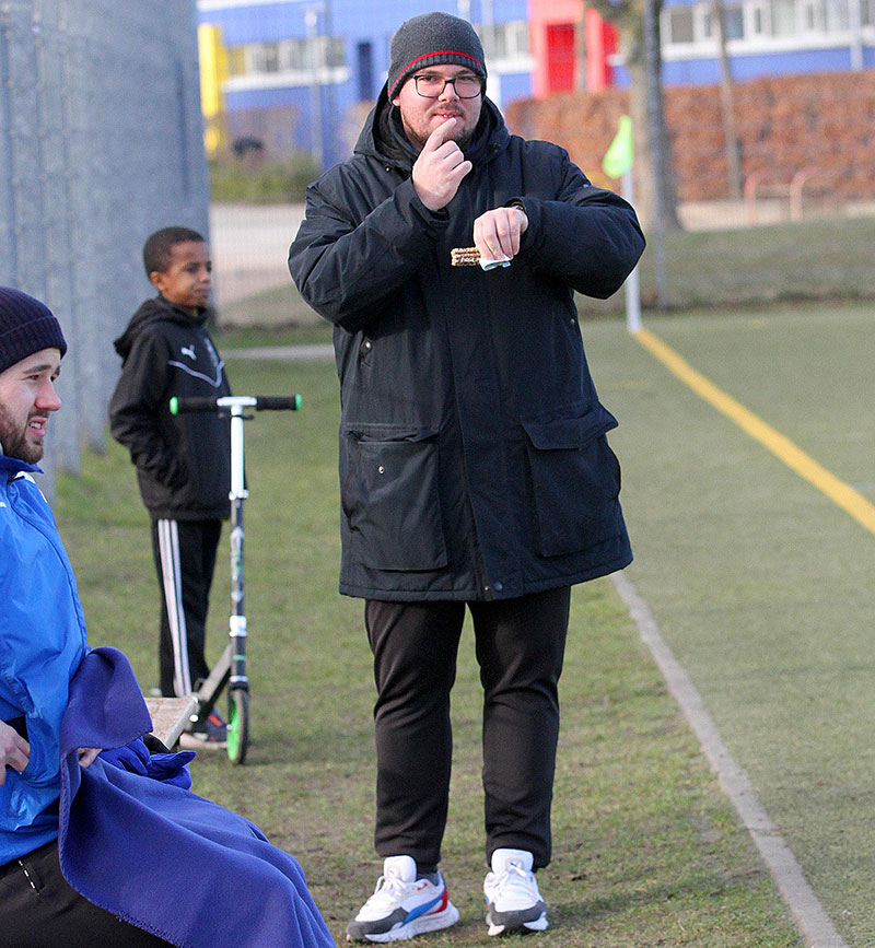 Stärkung für Thilo Becker mit einem Riegel beim 2:3 beim TSV Altenholz. Der SVT benötigt 2022 auch Energie. Stärkung für Thilo Becker mit einem Riegel beim 2:3 beim TSV Altenholz. Der SVT benötigt 2022 auch Energie. © Ismail Yesilyurt