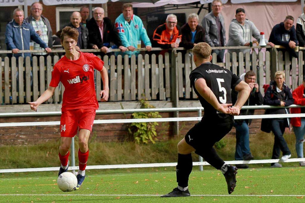 Marvin Müller (li., Kilia Kiel) gelingt ein Tor und gutes Spiel (Szene aus dem Hinspiel gegen Julian Zülsdorff (Eckernförder SV)). © 2022 Ismail Yesilyurt