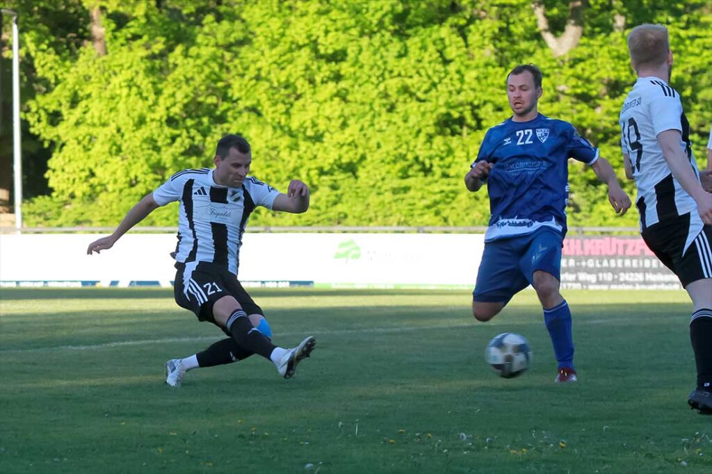 Yannick Meenken (Heikendorfer SV) mit dem 1:0, rechts Jens Henningsen (TSV Plön). © 2026 Ismail Yesilyurt Yannick Meenken (Heikendorfer SV) mit dem 1=0, rechts Jens Henningsen (TSV Plön). © 2026 Ismail Yesilyurt