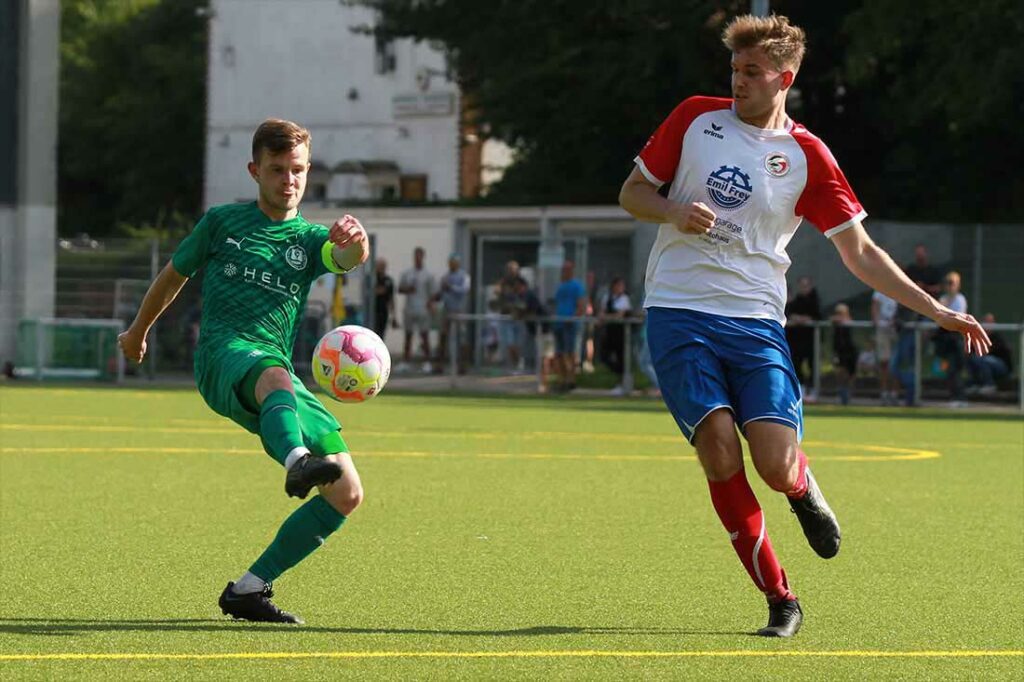 Jonas Hillmer (li., TSV Klausdorf, Szene aus dem Husum-Spiel) muss mit Verdacht auf Gehirnerschütterung ins Krankenhaus. © 2023 Ismail Yesilyurt