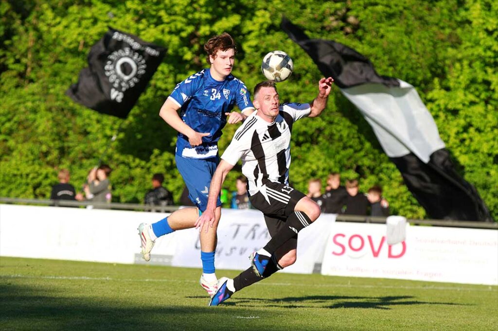 Dennis Lühr (Heikendorfer SV), vor Piet Neubauer (TSV Plön) am Ball, glänzte als guter Vorbereiter zum 1:0 und einer weiteren Großchance. © 2026 Ismail Yesilyurt