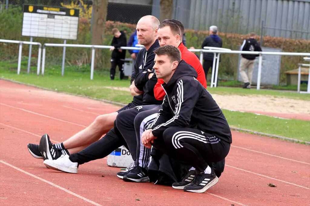 Cheftrainer Frederick Asmussen (vorne, TSV Altenholz) hatte in Gettorf viel Kapital auf der bank. Das zahlte sich am Ende aus. © 2024 Ismail Yesilyurt