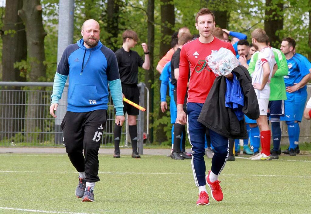 Steins Trainer Jan Sell, nächste Saison Co beim Heikendorfer SV, sind in vielen Bereichen die Hände gebunden. Rechts Timo Federwisch. © 2023 Ismail Yesilyurt
