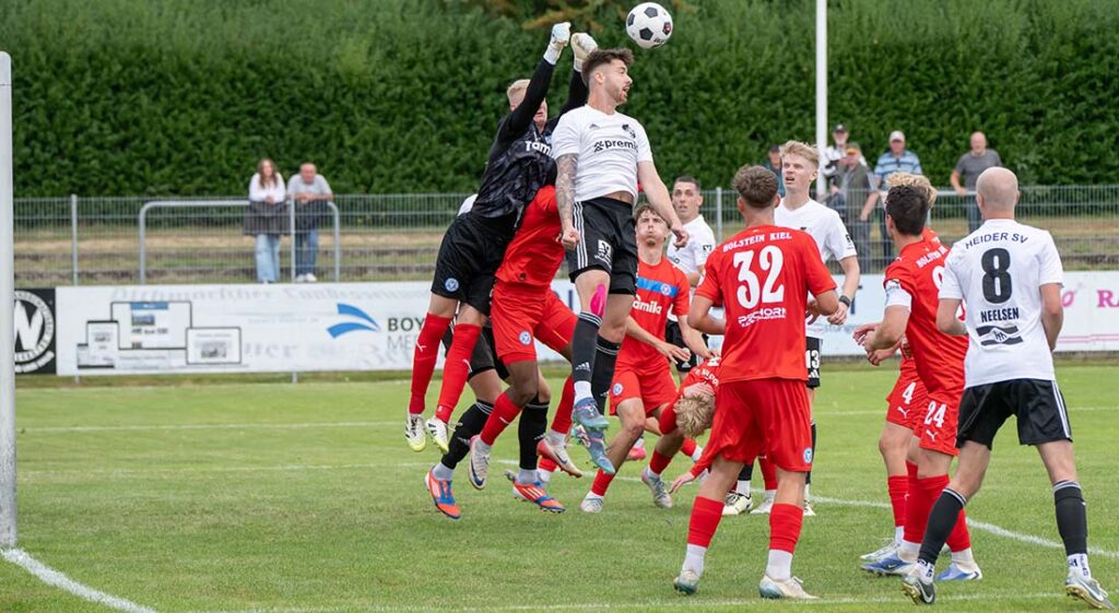 Patrick Storb (Heider SV) kommt nicht an den Ball. Keeper Lio Rothenhagen (Holstein Kiel II) boxt das Leder aus der Gefahrenzone.  © 2025 Volker Schlichting
