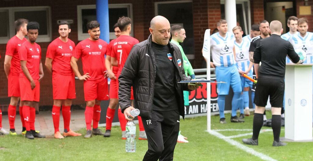 Inters Trainer Safa Esfandiar, der das dritte Team nach oben geführt hat, muss nun Woche für Woche improvisieren. © Ismail Yesilyurt.jpg