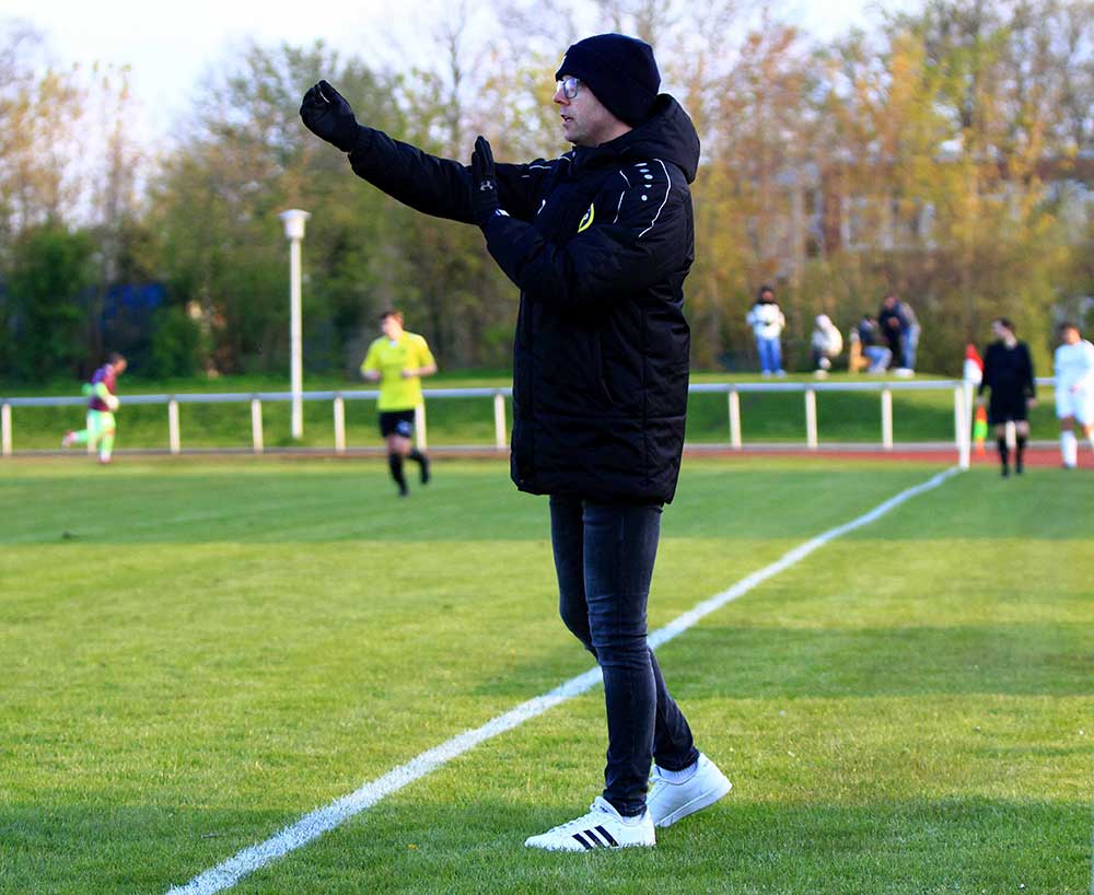 Coach Dannie kann moentan machen was er will - wie  schon zu Saisonbeginn ist der Wurm drin im Wiker Spiel.  © 2024 Ismail Yesilyurt