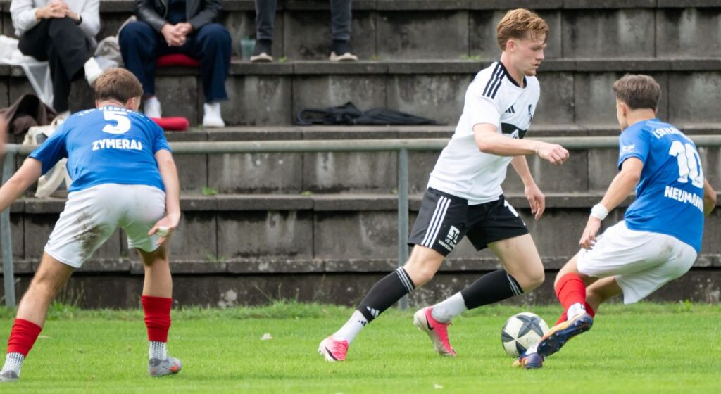 Siegtorschütze Mathis Harms (Heider SV) hier gegen Alton Zymeraj (li) und Neumann (TSB Flensburg). Siegtorschütze Mathis Harms (Heider SV) hier gegen Alton Zymeraj (li) und Neumann (TSB Flensburg).