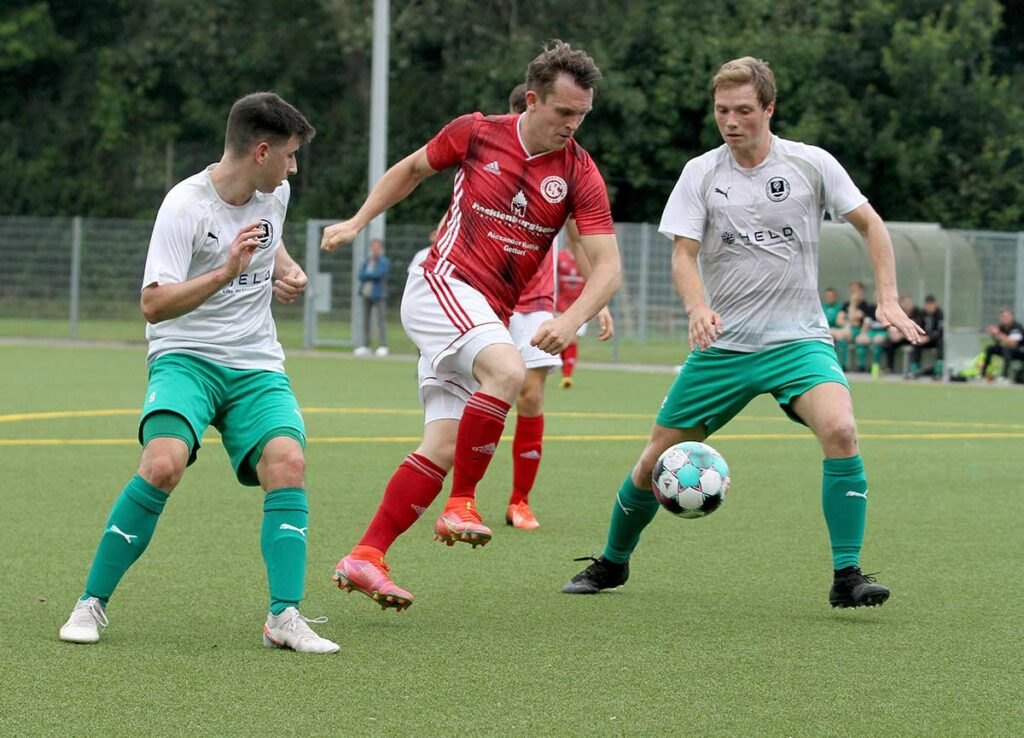 Kevin Link (Gettorf), zwischen Tom Linde (li.) und Michel Petersen (Klausdorf), ist eine wichtige Stütze im Konstrukt von Coach Christian Schössler. © Ismail Yesilyurt