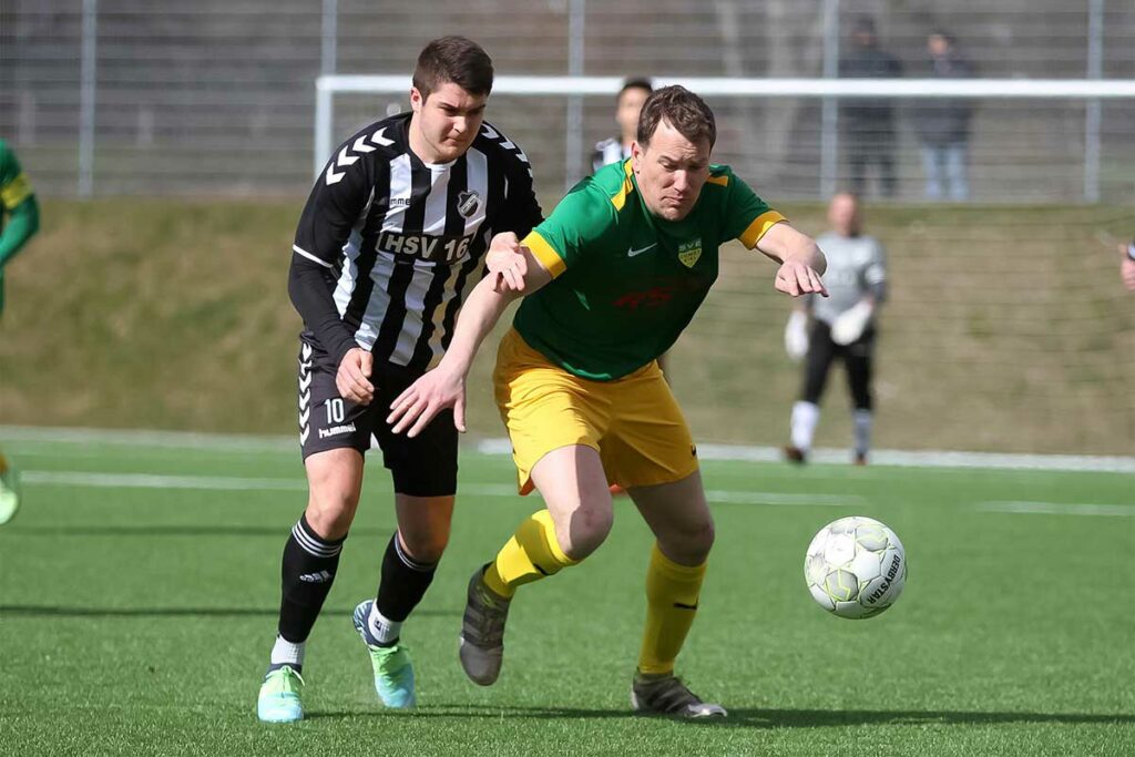 Niklas Kracht (Heikendorfer SV) erobert gleich den Ball gegen Chris Wippich (SVE Comet). Niklas Kracht (Heikendorfer SV) erobert gleich den Ball gegen Chris Wippich (SVE Comet)