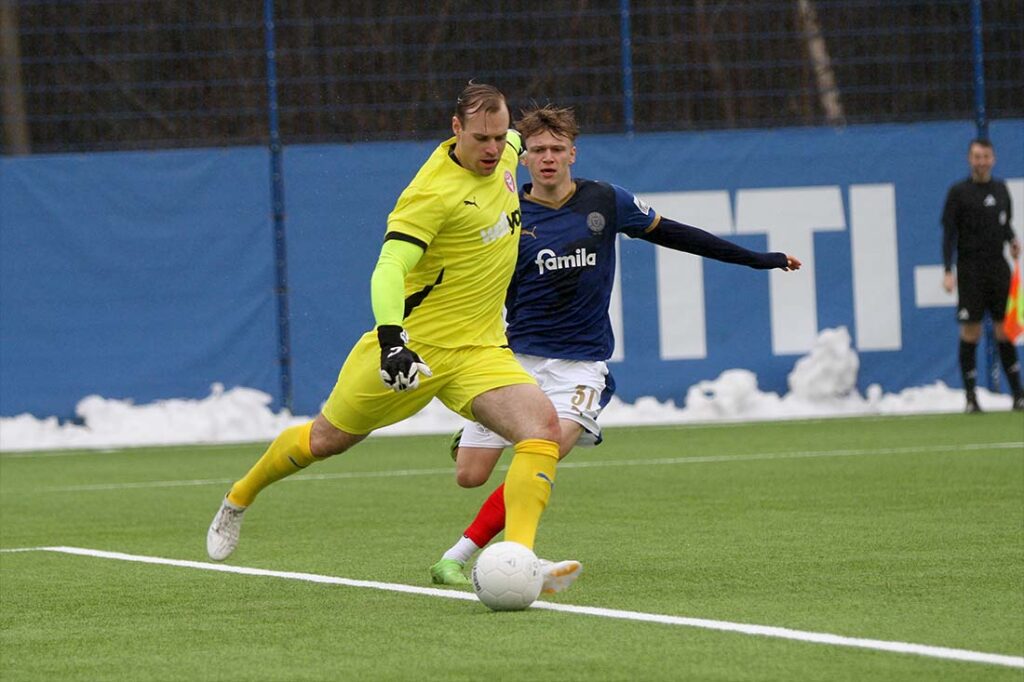 Tom Pachulski (Kilia Kiel) klärt vor Felix Boelter (Holstein Kiel II). © 2026 Ismail Yesilyurt Tom Pachulski (Kilia Kiel) klärt vor Felix Boelter (Holstein Kiel II). © 2026 Ismail Yesilyurt