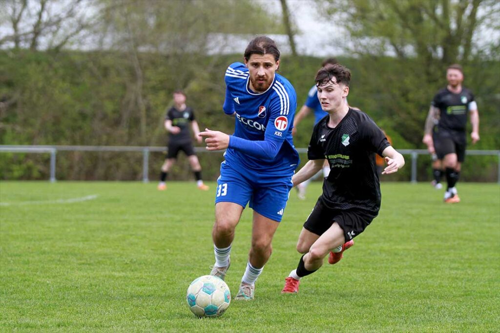 Salih Ramo (SpVg Eidertal Molfsee) genoß als Rechtsverteidiger seine Offensivausflüge – 2  Tore waren der Lohn. Rechts Niklas Völker (TSV Hattstedt). © 2026 Ismail Yesilyurt