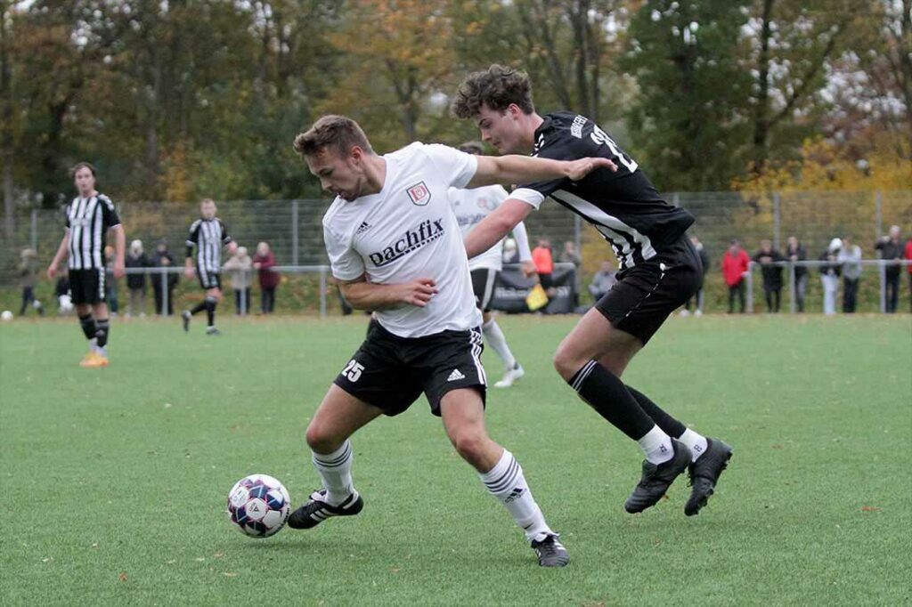 Der eingewechselte Lasse Schwind (Dänischenhagen), der sich den Ball vor Lukas Deutschbein (Heikendorfer SV) holt, war ein Aktivposten. © 2023 Ismail Yesilyurt