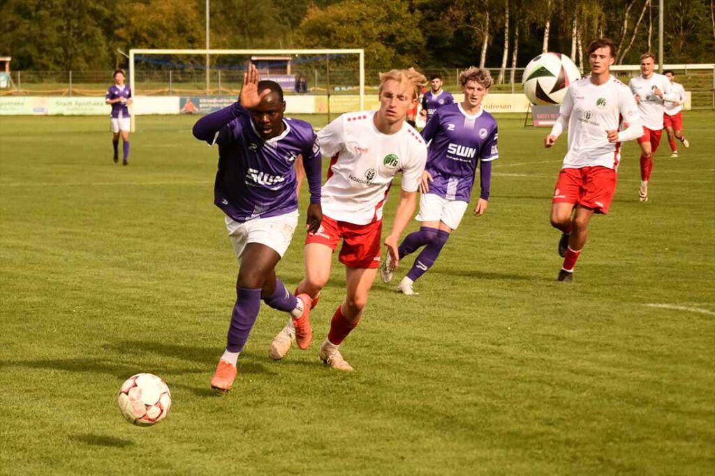 Moshood Adesanya (VfR) gegen Lukas Schmitt (VfB U21). © 2024 Olaf Wegerich Moshood Adesanya (VfR) gegen Lukas Schmitt (VfB U21). © 2024 Olaf Wegerich