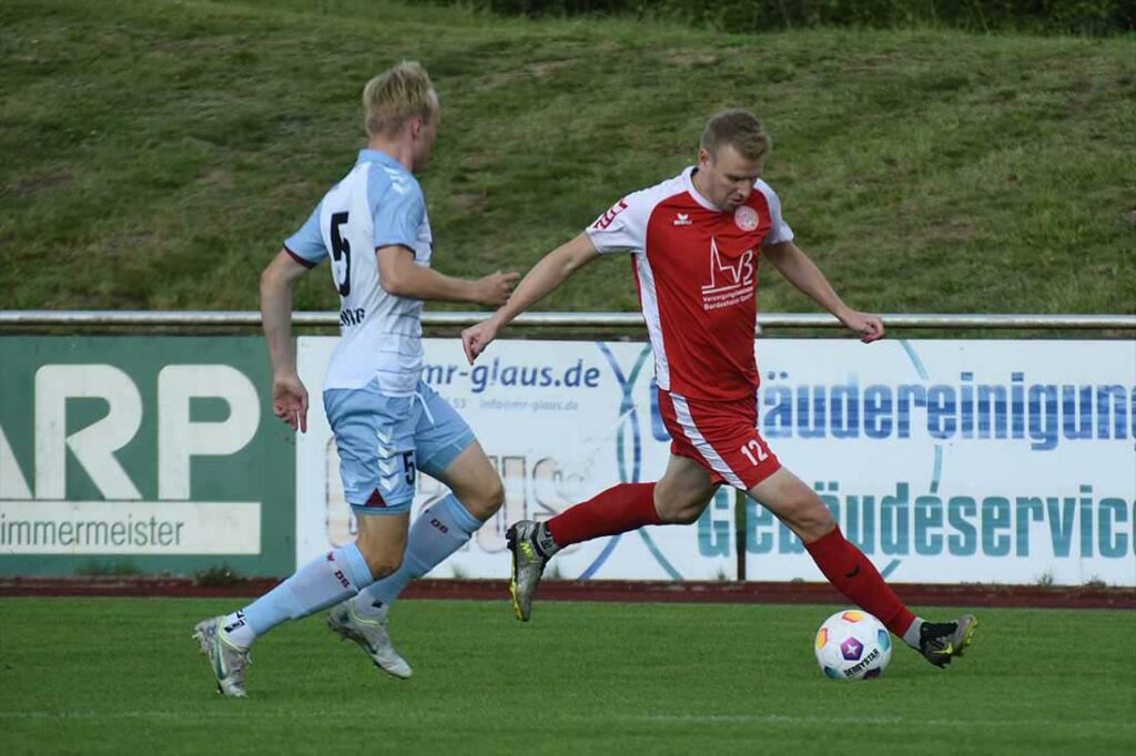 Malte Lucht (re., TSV Bordesholm) bringt den TSV vom Punkt in Führung. © 2023 Olaf Wegerich Malte Lucht (re., TSV Bordesholm) bringt den TSV vom Punkt in Führung. © 2023 Olaf Wegerich