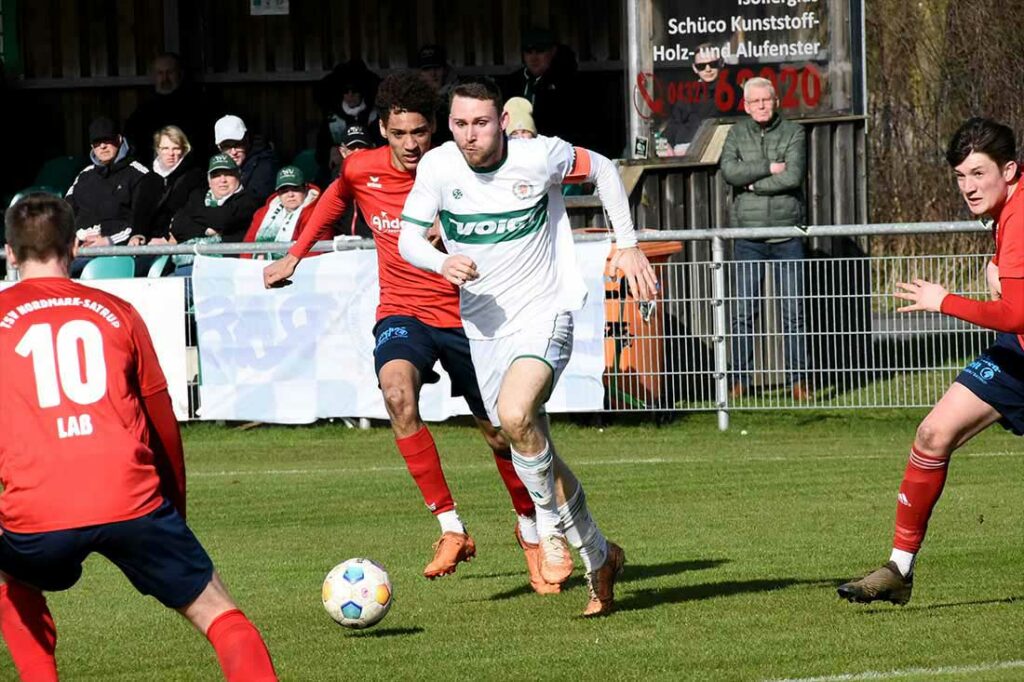 Fyn Claasen (am Ball, PSV Neumünster), muss nach seiner roten Karte gegen Satrup 3 Spiele pausieren. © 2024 Olaf Wegerich