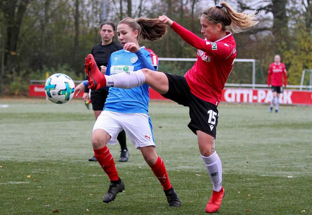 Samanta Carone (li.) ist flexibel in Abwehr und Mittelfeld einsetzbar - hier gewinnt sie den Ball gegen Hannah Kamm beim Sieg am 17. November 2019.
