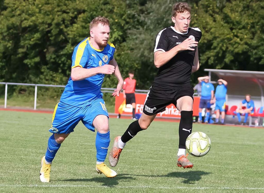 Moritz Kleemann (ASV Dersau, li.) im Laufduell mit Niklas Winter (Probsteier SG), gelang das 1:0. Moritz Kleemann (ASV Dersau, li.) im Laufduell mit Niklas Winter (Probsteier SG), gelang das 1zu0