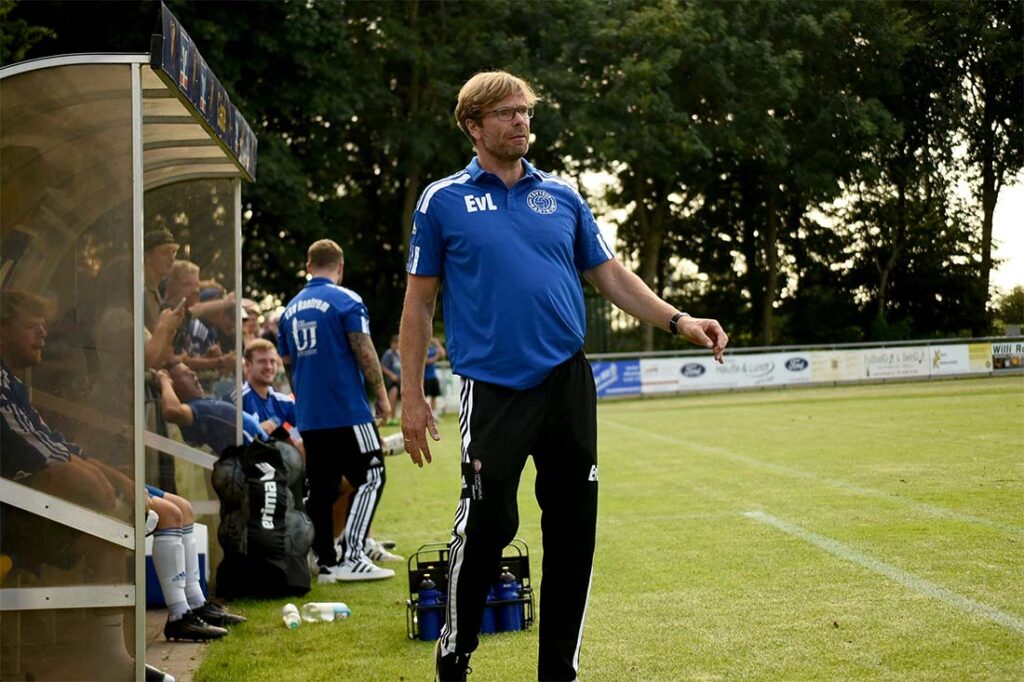 Trainer Erik Lanken (TSV Rantrum) sah ein niveauvolles Nordfriesland-Derby. © 2025 Olaf Wegerich Trainer Erik Lanken (TSV Rantrum) sah ein niveauvolles Nordfriesland-Derby. © 2025 Olaf Wegerich