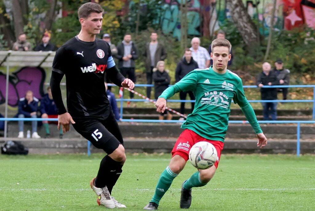 Gehörte zu den besten Spielern - Thies Kochanski (re., gegen Kilias Florian Foit) mit einem Tor und Assist. © Ismail Yesilyurt