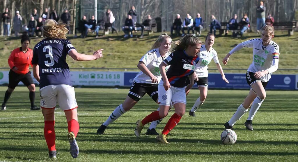 Alina Steiner ist nach einer 180-Grad-Drehung gefährlich im Strafraum. Alina Steiner nach einer 180-Grad-Drehung gefährlich im Strafraum. © Ismail Yesilyurt