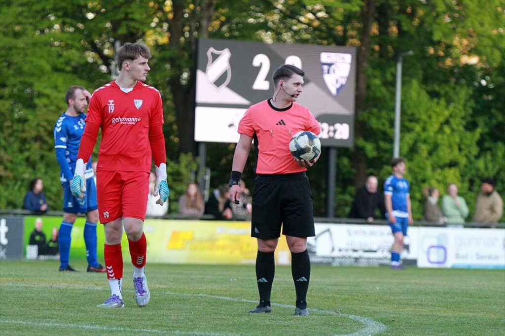 Eine der Vielen Unterbrechungen im Spiel - SchiedsrichterBall vom Unparteiischen Finn Dettmer. Links Oke Nommensen (TSV Plön). © 2026 Ismail Yesilyurt