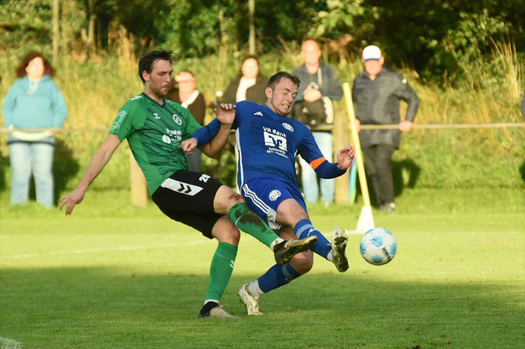 Jan Ole Butzek (li., FC Burg) gegen Mats Behrens (TuS Nortorf). © 2025 Olaf Wegerich Jan Ole Butzek (li., FC Burg) gegen Mats Behrens (TuS Nortorf). © 2025 Olaf Wegerich