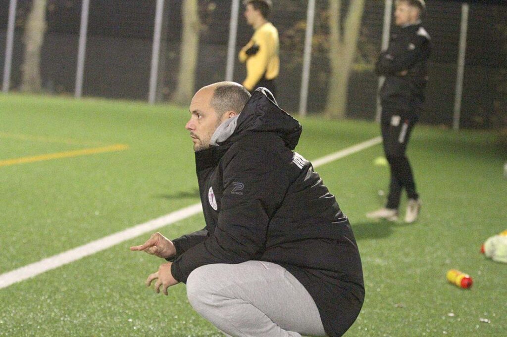 Trainer Danny Cornelius (VfR Neumünster) hatte einen großen Haufen Probleme. © 2025 Ismail Yesilyurt Trainer Danny Cornelius (VfR Neumünster) im Spiel bei Kilia Kiel. © 2025 Ismail Yesilyurt