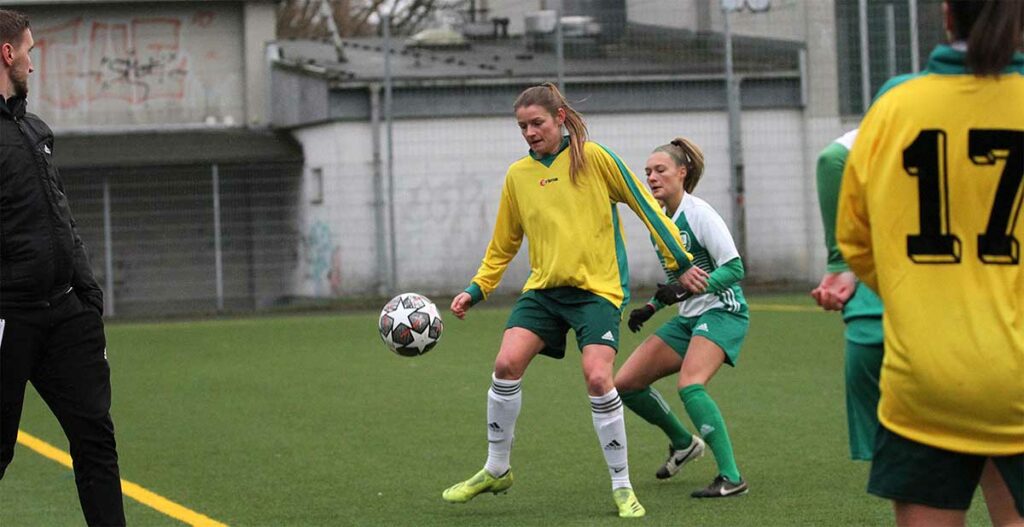 Maj Sandmann stellt vor den Augen ihres Trainer Kevin Grapengeter TuRas Sturmtalent Samira Steffen (mitte). © Ismail Yesilyurt