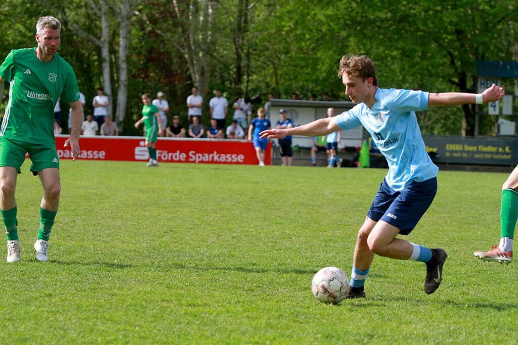 Benedikt Klose (Suchsdorfer SV) kappt ab gegen Mathias Ruske (TSV Gremersdorf). © 2026 Ismail Yesilyurt Benedikt Klose (Suchsdorfer SV) kappt ab gegen Mathias Ruske (TSV Gremersdorf). © 2026 Ismail Yesilyurt