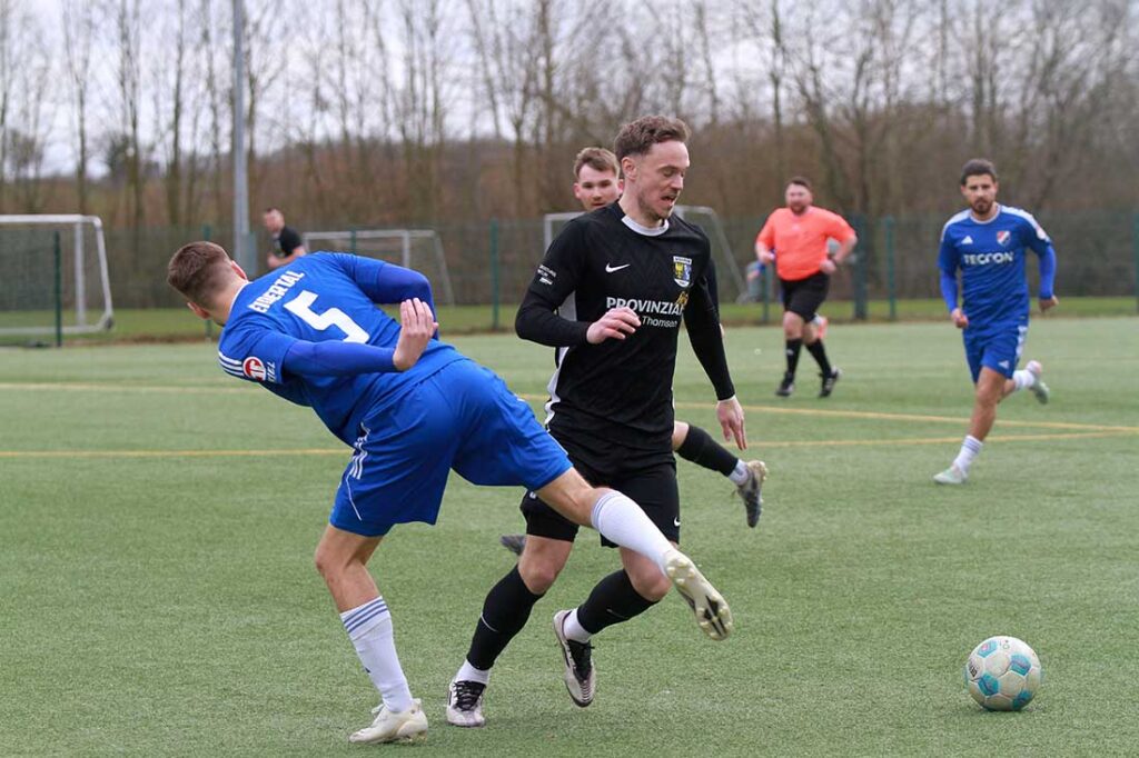 Spielertrainer Thies Borchardt (re., SV Dörpum) war gegen den SVE Comet Kiel nicht im Einsatz. © 2026 Ismail Yesilyurt