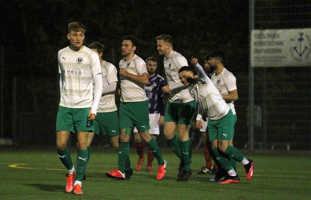 Marvin Petersen streckt den Arm in die Höhe – nach seinem 1:0 folgen später noch zwei weitere Tore. Alle drei Petersen, die bei der Heimelf spielen, trafen. Unglaublich! Marvin Petersen streckt den Arm in die Höhe - nach diesem 1 zu 0 folgen später noch zwei weitere Tore.