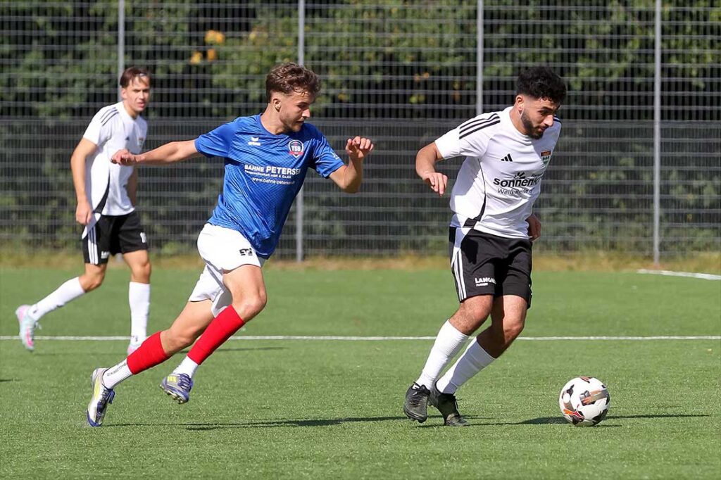 Cedric Neumann (TSB Flensburg), der hier Badreddin Hamze (TSV Kronshagen) attackiert, brachten den Stein gegen Rantrum ins Rollen.© 2026 Ismail Yesilyurt