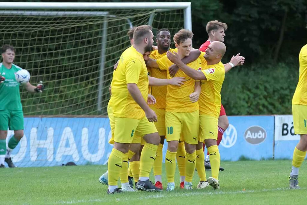 Niklas Schmidt ist nach dem 1:0 Objekt der Begierde. © 2024 Ismail Yesilyurt Niklas Schmidt ist nach dem 1:0 Objekt der Begierde. © 2024 Ismail Yesilyurt