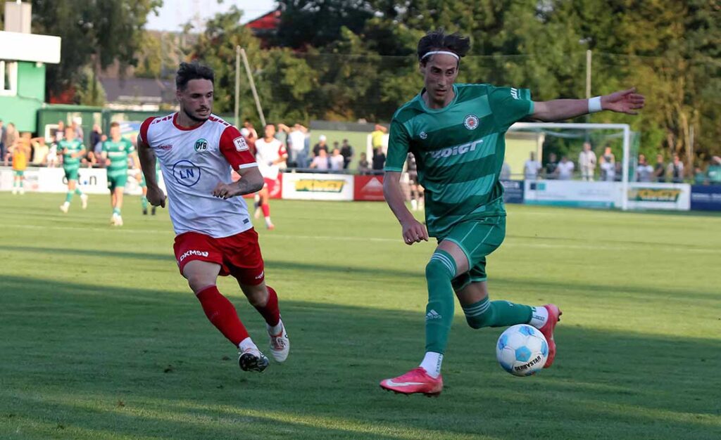Jesper Tiedemann (re., PSV Neumünster) schnürt beim 11:0 im Testspiel beim TSV Altenholz einen Dreierpack. © 2024 Ismail Yesilyurt