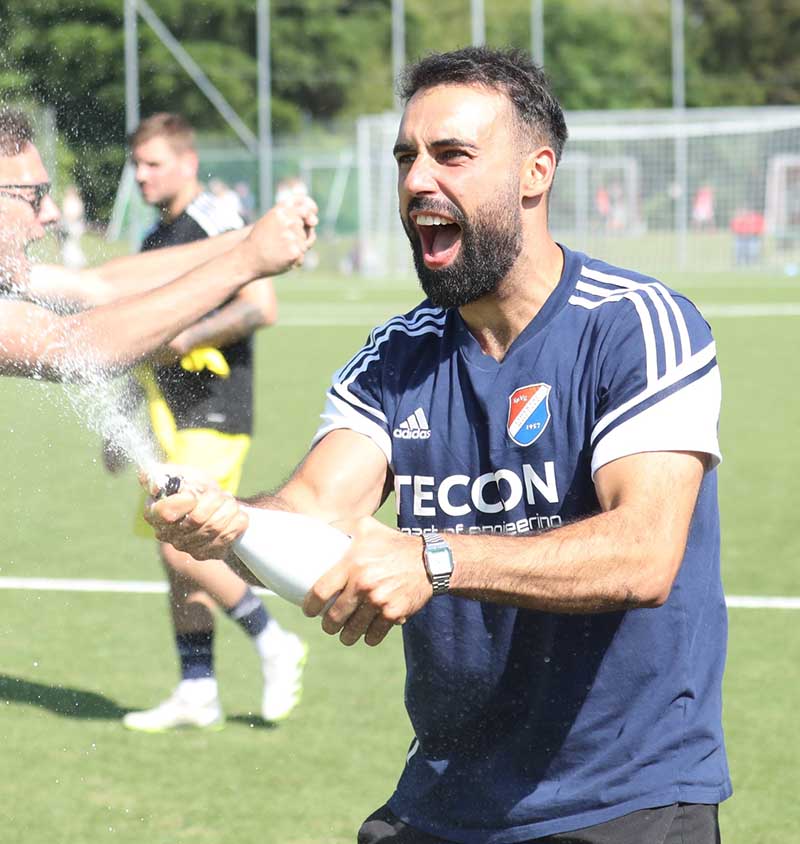 Leif Celik feiert mit der SpVg Eidertal Molfsee den Aufstieg in die Oberliga 2023-24. © 2026 SpVg Eidertal Molfsee Leif Celik feiert mit der SpVg Eidertal Molfsee den Aufstieg in die Oberliga 2023-24. © 2026 SpVg Eidertal Molfsee