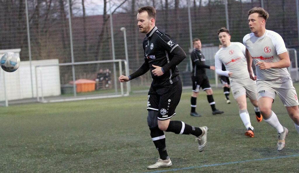 Marc Kirchner machte seine Sache, wie hier gegen Schönkirchen als Feldspieler, auch im VfR-Gehäuse gut. © Ismail Yesilyurt