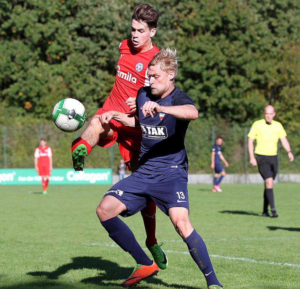 Tino Kern (re., Inter Türkspor Kiel) gegen Philipp Sander, aktuell Zweitligaspieler bei Holstein Kiel. Tino Kern (Inter Türkspor Kiel) gegen Philipp Sander, der aktuell Zweitligaspieler bei Holstein Kiel. © Ismail Yesilyurt