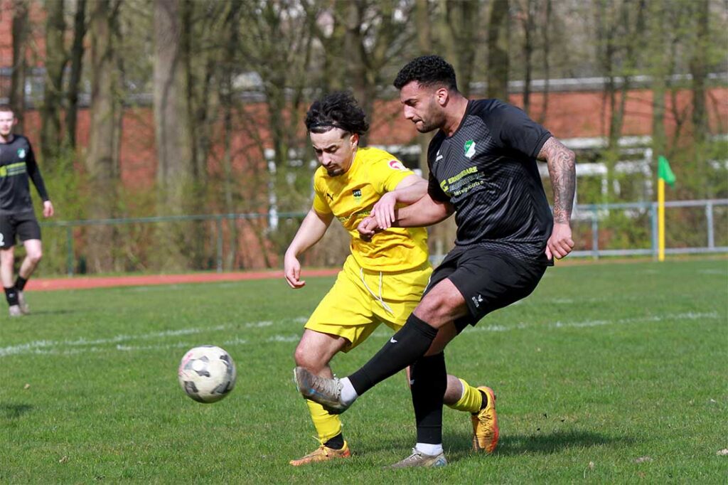 Tarek Yassine (TSV Hattstedt) im Zweikampf mit Anis Assameur (li., SVE Comet Kiel). © 2026 Ismail Yesilyurt Tarek Yassine (TSV Hattstedt) im Zweikampf mit Anis Assameur (li., SVE Comet Kiel). © 2026 Ismail Yesilyurt