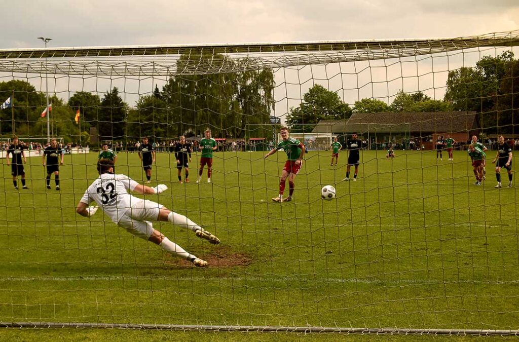 Tjark Sievers (ESV) trifft zum 2:2 Ausgleich. © 2025 Olaf Wegerich Tjark Sievers (ESV) trifft zum 2-2 Ausgleich. © 2025 Olaf Wegerich