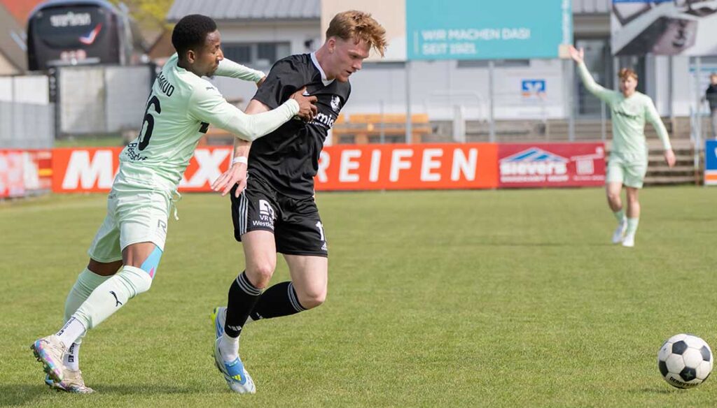 Mohammed Mahmud (li., PSV Neumünster) im Zweikampf mit Mathis Harms (Heider SV) ab. © 2026 Volker Schlichting Mohammed Mahmud (li., PSV Neumünster) im Zweikampf mit Mathis Harms (Heider SV) ab. © 2026 Volker Schlichting